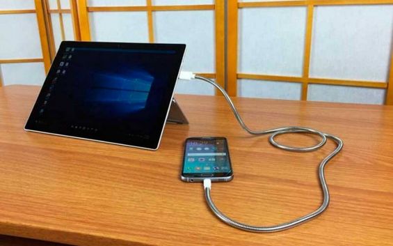 Смартфон и планшет подключены друг к другу кабелем micro USB