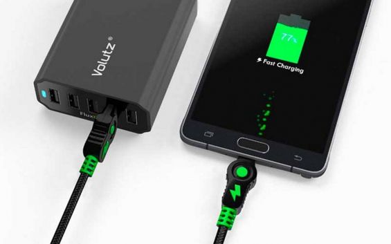 Смартфон заряжается от Power Bank через кабель micro USB