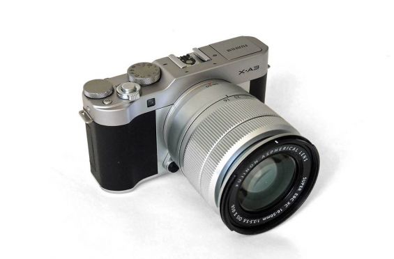 Камера Fujifilm X-A3 на белом фоне
