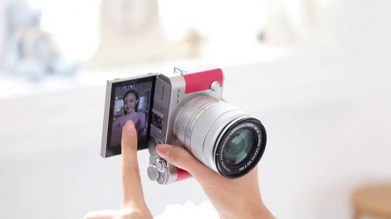 Девушка делает селфи на камеру Fujifilm X-A3