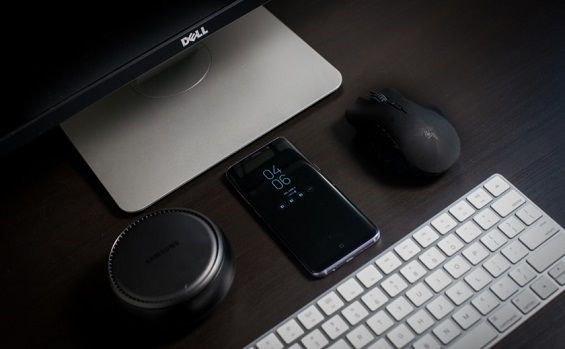 Samsung DeX со смартфоном, клавиатурой и компьютером