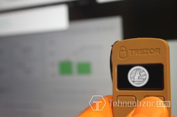 Монета Litecoin на экране аппарата Trezor