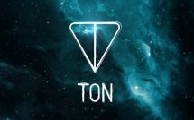 Значок блокчейна TON на фоне звёзд