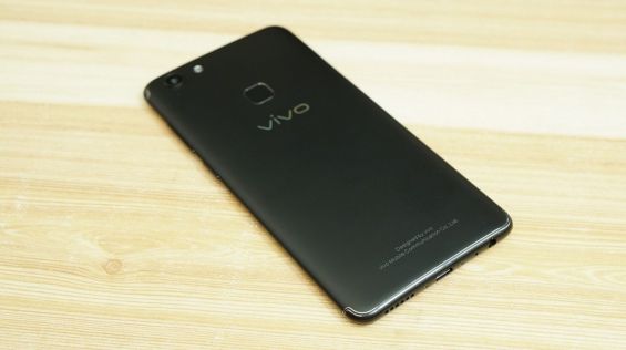 Телефон Vivo V7 лежит на деревянной поверхности
