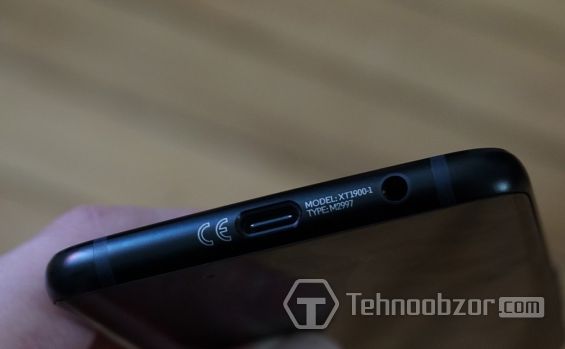 USB вход и гнездо для наушников на смартфоне Motorola Moto X4