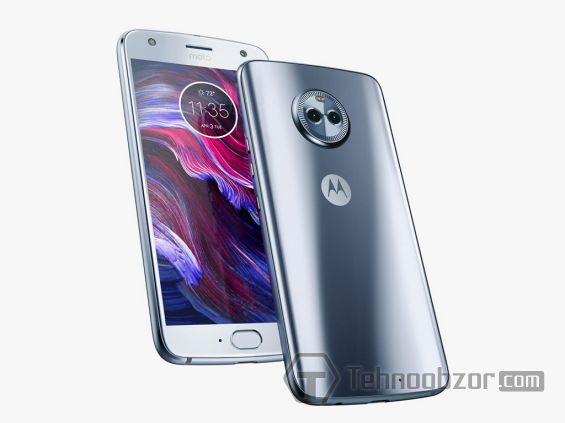 Два смартфона Motorola Moto X4 на белом фоне
