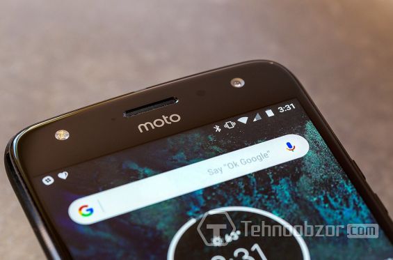 Верхняя часть дисплея на смартфоне Motorola Moto X4