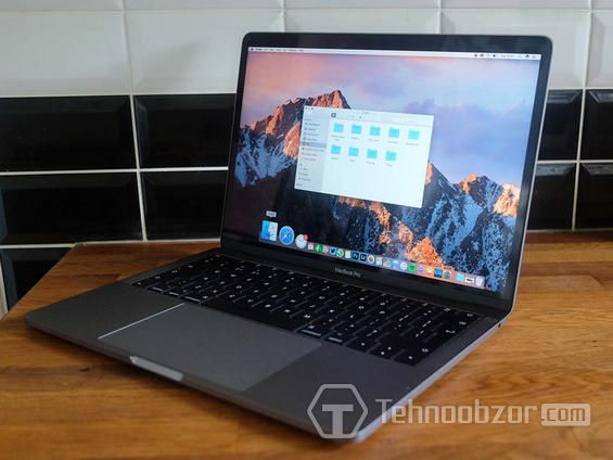 MacBook Pro Retina 13 2017 стоит на столе