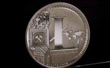 Монета Litecoin на чёрном фоне