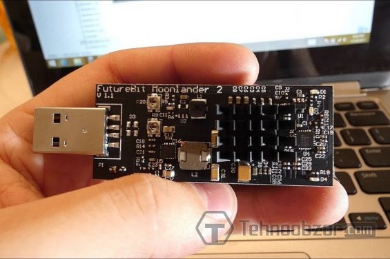 FutureBit MoonLander 2 Litecoin Scrypt Miner USB Stick в руке