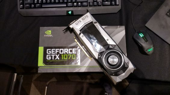 Видеокарта NVIDIA GeForce GTX 1070 лежит на упаковке