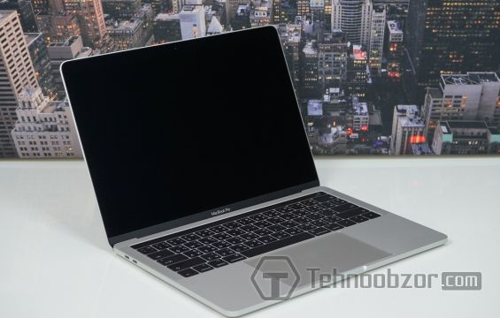 MacBook Pro Retina 13 2017 с выключенным дисплеем