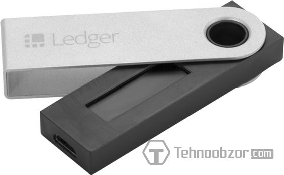 Аппаратный кошелёк Ledger Nano S крупным планом