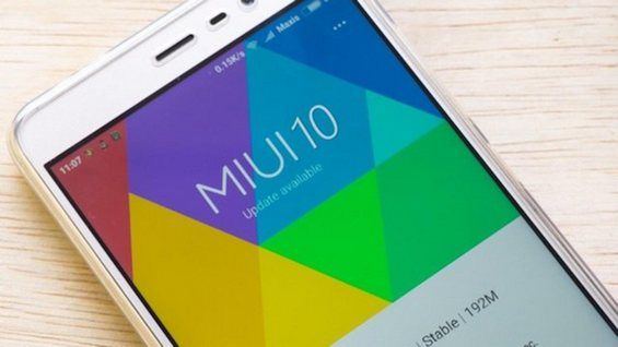 Надпись MIUI 10 на экране смартфона