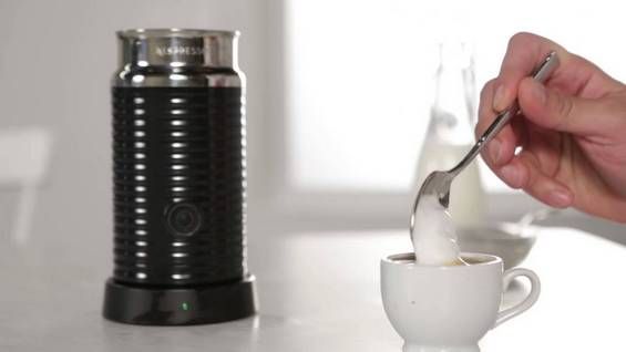Капучинатор Nespresso Aeroccino 3 и чашка со взбитым молоком