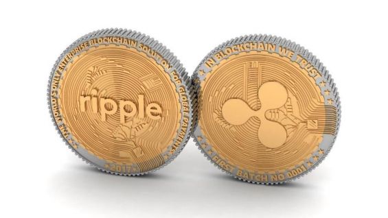 Две монетки Ripple на белом фоне