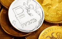Серебряная рублёвая монета крупным планом