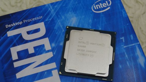 Процессор Intel Pentium G4600 лежит на коробке