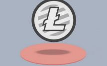 Эмблема Лайткоина висит над розовым диском