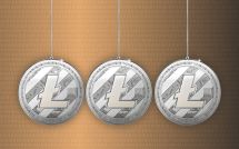 Три монеты Лайткоина подвешены на веревках