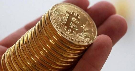 Стопка монет Bitcoin на ладони