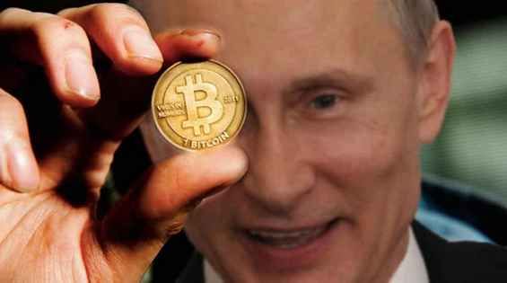 Владимир Путин держит в руке монету Биткоина
