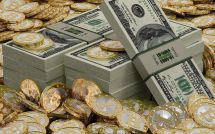 Стопки долларов и монеты Биткоина