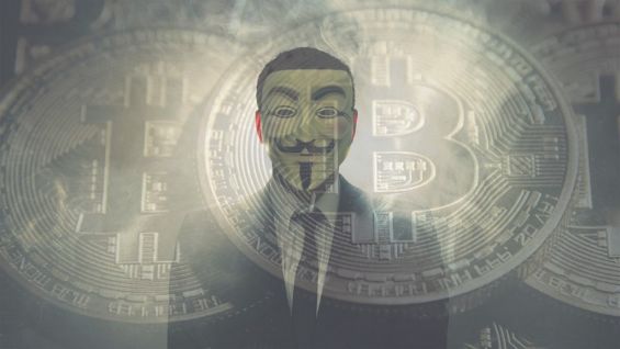 Мужчина в маске и монеты Bitcoin