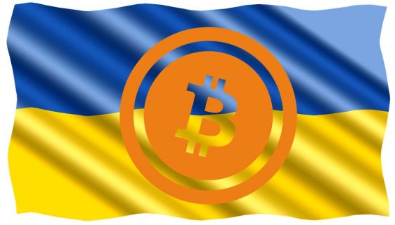 Эмблема Биткоина на фоне флага Украины