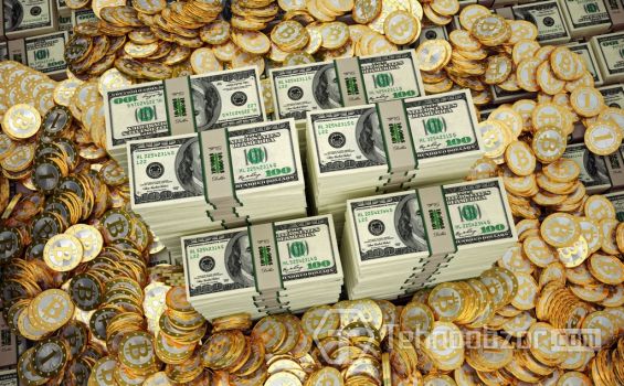 Стопки 100-долларовых купюр и множество монет Биткоина