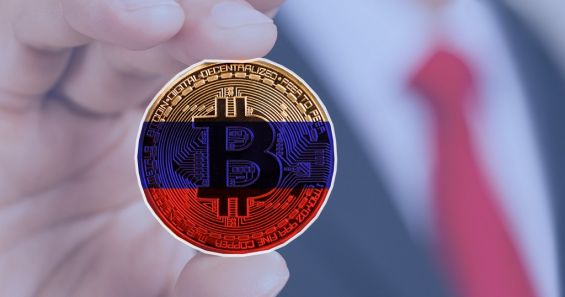 Монета Биткоина выкрашена в цвета российского флага