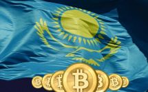 Монеты Биткоина на фоне флага Казахстана