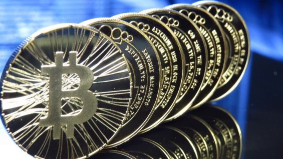Шесть монет Bitcoin крупным планом