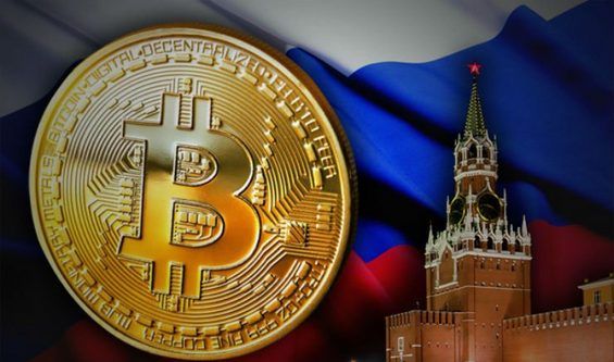 Монета Биткоина на фоне российского флага и кремлёвской башни