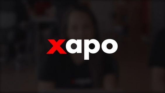 Название кошелька XAPO на фоне девушки