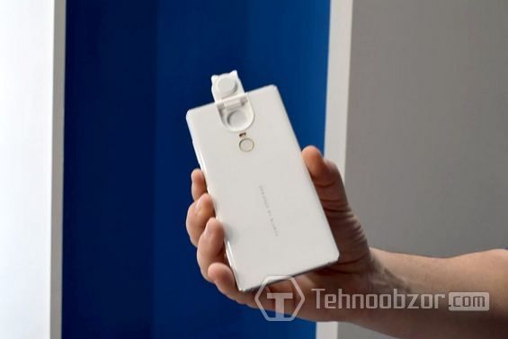 Задняя панель белого смартфона Bluboo S2
