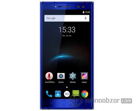 Синий смартфон Oukitel K3 на белом фоне