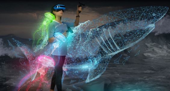 Девушка в шлеме Acer Mixed Reality Headset AH101, виртуальные силуэты акулы и медуз