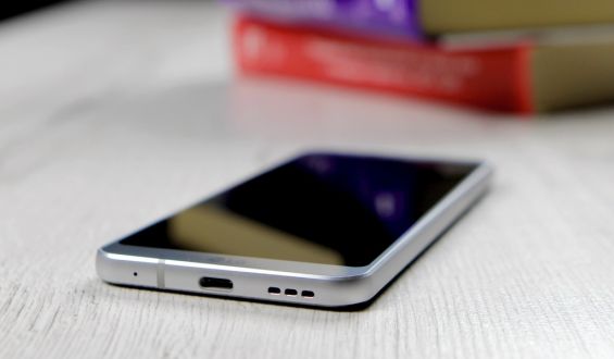 Смартфон LG G6 лежит на столе