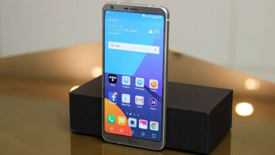 Смартфон LG G6 возле упаковки