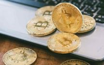Монеты Bitcoin на ноутбуке