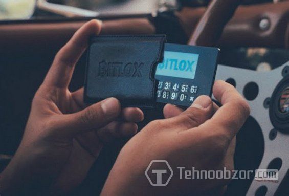 Аппаратный кошелек Bitlox в руках пользователя