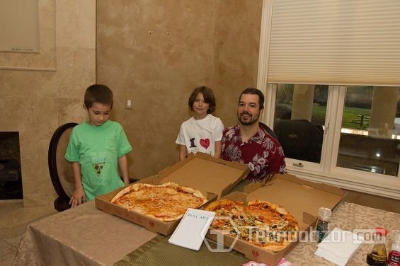 Ласло Хейниц, купивший пиццу за Биткоины, со своей семьёй