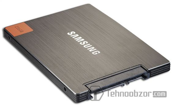 SSD-диск Samsung на белом фоне