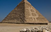 Значок Bitcoin на пирамиде
