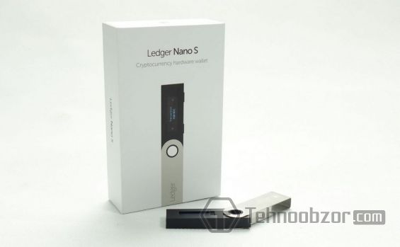 Аппаратный кошелек Биткоинов Ledger Nano S и упаковка от него