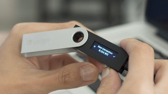 Аппаратный Биткоин-кошелек Ledger Nano S в руках