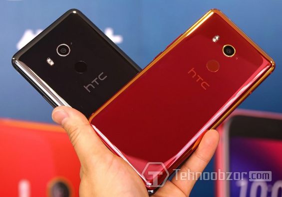 Чёрный и красный HTC U11 Eyes в руке