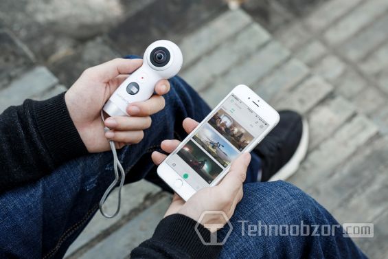 Камера Wunder 360 C1 и смартфон в руках пользователя