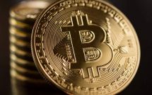 Золотая монета Bitcoin крупным планом